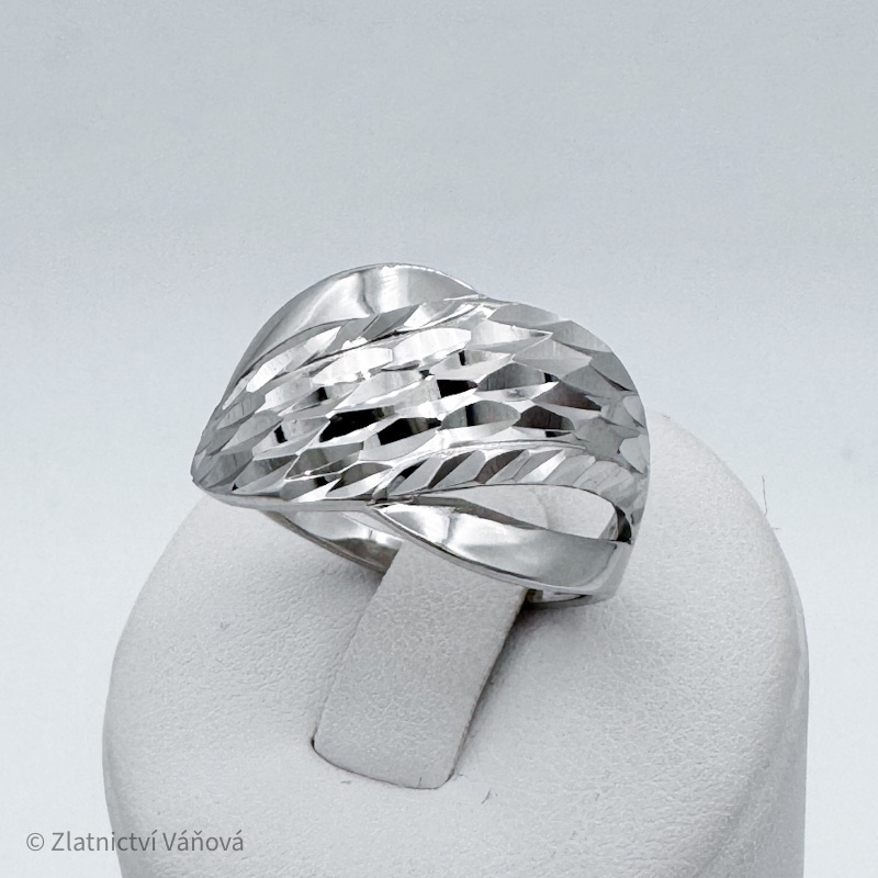 Stříbrný prsten broušený